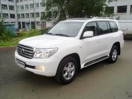 TOYOTA LAND CRUISER 200 юбилейный прокат машин в Кемерово TOYOTA LAND CRUISER 200 юбилейный - вседорожник, выпускаемый японской компанией Toyota Motor Corporation с 1951 года. Land Cruiser выпускается дольше всех других автомобилей Toyota.
